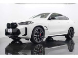 クーペ形状のSUVとして力強さを洗練された印象を与えてくれるアルピンホワイトのX6M60iです。