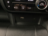 スマートフォンなどの充電に便利なUSBジャック。運転席からも助手席からも使いやすいです。