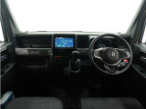 視界広々で運転しやすくロングドライブでも疲れを感じさせないすっきりとまとまったインパネ周りです。