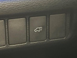 【パワーバックドア】スマートキーや運転席のボタンを押すだけでリアゲートが自動で開閉します!荷物を持っている時や、高い位置にあるバックドアを閉める際に便利な機能です♪
