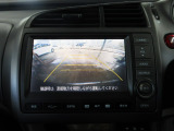 バックカメラの画像です。ガイドラインがスムースな車庫入れをサポートいたします。車庫入れの安心感がアップしますね。