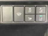 Hondaセンシング用の、VSA(ABS+TCS+横滑り抑制)解除と路外逸脱抑制機能のオンオフスイッチなどはハンドルの右側に装備しています。