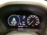 ハイブリット車専用のメーターです。右側の大型スピードメーターに加え、ステアリングスイッチを使って左のマルチインフォメーション・ディスプレイで燃費や動力伝達などの情報が見れるようになっています。