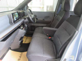 【VDC】運転操作やクルマの速度を検知して、ブレーキやエンジン出力の制御を 自動的に行い、滑りやすい路面やカーブを曲がるときや障害物を回避するときにクルマ の横滑りを軽減し、運転に安心感を与えます。