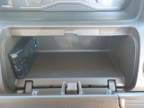 運転席前の小物入れはとても便利ですね