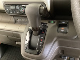 CVT車のセレクトレバーです。低速から高速まで、変速ショックのないスムーズな走りと、エンジン効率のよい領域を維持して燃費にも貢献します。サイドブレーキはスイッチ操作の電子制御パーキングブレーキです。