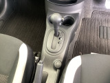 シンプルでとても使いやすいフロアシフトに、パーキングブレーキはハンドタイプのサイドブレーキです。