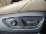 パワーシート搭載。微妙な調整が手軽にでき、ピッタリのポジションで運転することが可能です。