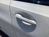 【デザインとの融合】BMWデザイナーが創り出したボディデザインを損なう事のない様に配置とデザインに拘っています。ドアノブについてもBMWの拘りに妥協はありません。
