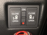 リアドアは乗り降りに便利な両側電動スライドドアです。また運転席に座っていながらスイッチ操作で自在にスライドドアを開け閉めできます。