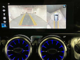 【全方位型モニター】クルマを上空から見下ろしているかのように、直感的に周囲の状況を把握できる全方位型モニター。狭い場所での駐車でも周囲が映像で確認できます。
