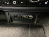 スマートフォンなどの充電に便利なUSBジャック。運転席からも助手席からも使いやすいです。