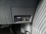 運転席から手の届く位置に ETC2.0付いております。高速道路の料金所もスムーズに通過できますよ♪