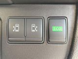 【両側パワースライドドア】駐車場で両手に荷物を抱えている時でもボタンを押せば自動で開いてくれますので、ご家族でのお買い物にもとっても便利な人気装備♪
