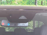 【i-ACTIVESENSE】走行中に前方の車両等を認識し、衝突しそうな時は警報とブレーキで衝突回避と被害軽減をアシスト。より安全にドライブをお楽しみいただけます。