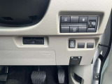 衝突被害軽減装置(前方の車に衝突する危険を察知したとき、運転者に警告し衝突回避操作を促します。万一、運転者が安全に減速できなかった場合には、ブレーキを自動で作動させ、被害を軽減します。