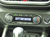 オートエアコンを装備しておりますので、四季を通じて車内を快適な温度に保つことが出来ます!高級感が有りますね!