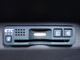 ■【ETC車載器】が装備されています。セットアップをしてお渡しとなり、ETCカードを差し込むだけで高速道路の利用が可能です。