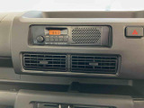 たとえばダイハツのお店にある、たくさんのスマアシ搭載車は、正常に作動する事をしっかり確認します。