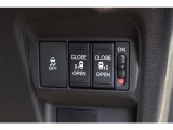 リアは両側パワースライドドアで開閉には運転席のスイッチ、もしくはスライドドアのドアハンドルを軽く引くだけで自動開閉します。