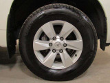 タイヤサイズは265/65R17になります。ホイールはシルバーメタリックの純正アルミになります。