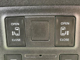 【両側パワースライドドア】スマートキーや運転席のスイッチで後席両側スライドドアの開閉が可能♪電動だから力を入れてドアを開ける必要が無く、小さなお子様でも簡単に開け閉めでき快適です♪
