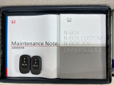 スマートキーは鍵をバッグに入れたままでもドアロックの開閉やエンジンのON・OFFができます。夜間や雨の日も鍵を探さなくて良いので便利です。