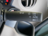 【オートライト】車外の明るさに応じて、自動的にライトの点灯・消灯をしてくれます。トンネルが続くような道でも、スイッチを操作する必要がありません。消し忘れの心配もありません。