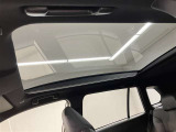 【サンルーフ】 ボタンひとつで開閉可能!開放感たっぷりのサンルーフが装着されています!車内に明かりを取り入れたり景色を楽しむ以外にも、車内の空気も簡単に換気できて快適です♪
