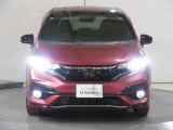 ハロゲンより明るく、より遠くまでさらなる安心感のあるLEDヘッドライトを採用。照射軸の上下方向を自動調整するオートレベリング機構、点灯忘れも防止できるオートライトコントロール機構付きです。