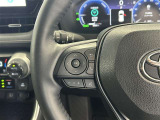 運転中、オーディオの操作をしてて、ハッとしたことはありませんか?ステアリングスイッチは、運転中でもハンドルでオーディオの操作が可能です。安全なドライブをサポートします。