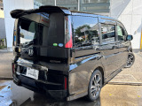 リアビューのお写真です。 リアガラスは純正でプライバシーガラスを装用しており外から車内が見えにくくなっております♪