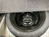 近年、パンク修理キット装着車が増えておりますが、タイヤ側面の損傷やタイヤがホイールから外れた場合はやっぱりスペアタイヤが安心です。