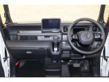 操作性に優れた運転席となります!小物入れや各ボタンの配置にこだわり、使いやすいです!座り心地もよく視認性も良好なのでロングドライブもお任せ下さい!