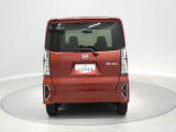 【リヤデザイン】存在感のある後ろ姿が特徴のカスタム。スマートアシスト搭載で日々の運転をやさしく見守ります。これからたくさんの思い出を一緒に作っていける、頼れる一台です。