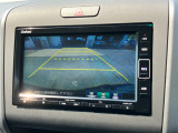 バックモニター装備。画面にて後方の確認が行えるので、バック駐車や車庫入れの際には重宝します。車の運転に慣れない方でも安心のガイドライン表示機能付。