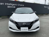 パールホワイトとブラックのキリリと締まったツートンカラー