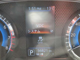 【VDC】滑りやすい路面などでのハンドル操作で車両が横滑りしそうになると、ブレーキおよびエンジン出力を制御し車両の安定性を向上させる。