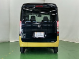 プライバシーガラスが装備されています。外を見るときには気にならずに、後方車両からは車内が見えにくくなってます