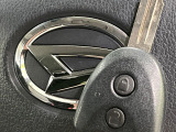 【キーレス】少し離れた場所からでもボタン一つでドアの開錠・施錠ができるのでとっても便利!ドアの鍵穴周りに傷をつけることもありません♪