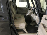 すわり心地の良い運転席・助手席です。長時間のドライブの疲れ軽減に貢献します。どうぞ快適なドライブを。