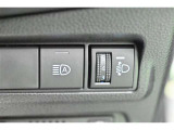 オートマチックハイビームとは、先行車や対向車のライトを認識し、ハイビームとロービームを自動で切り替える機能です。夜道の視界を確保します。詳細は販売店スタッフまでおたずねください。
