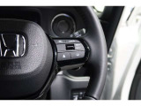 Hondaセンシングの機能のひとつ、アダプティブクルーズコントロール付!アクセルから足を離しても設定したスピードと前車との車間を保ち走行してくれます!車線維持もアシスト☆高速道路で疲労軽減ですね☆