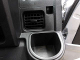運転席のカップホルダーはエアコンの吹き出し口にありますので冷やしたり温めたりすることが出来ます☆