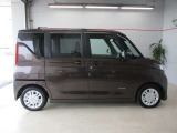排気量660ccの軽自動車です。こちらのスライドドアは手動式です。