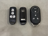 スマートキー付きですからドアロックの開閉およびエンジンスタートが楽々です。電動スライドドアの開け閉めもボタンで操作できます。加えて、純正リモコンエンジンスターター用の操作キーもついています。