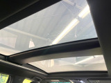 【調光パノラマルーフ】車内の解放感が一気に上がる大型パノラマルーフに調光機能がプラス!日差しが強い時、シェードを閉めなくてもガラスの透明度を調整することで心地よい明るさに♪