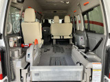 可倒式リヤシートを倒すと、車いす2脚積みになります。