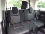 【後部座席】大人数でのお出かけに最適な3列シートは、ヒザ周りにも充分なスペースを確保しています。リラックスした雰囲気で目的地まで向かえます♪