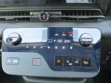 デュアルオートエアコンですので、車内を快適な空間に出来ます♪